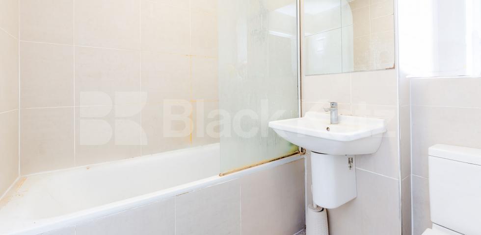 			3 Bedroom, 1 bath, 1 reception Flat			 Oakley Square, Camden